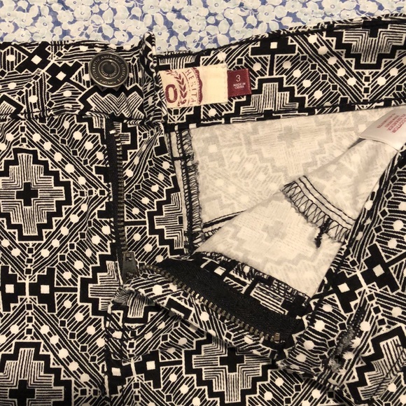 SO Black and White Patterned High-Waisted Junior’s Shorts Size: 3 - Picture 3 of 5